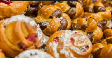 Pastries and baked goods in bakery case - Blodgett HydroVection