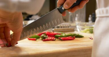 Hands chopping peppers - ghost kitchen layouts